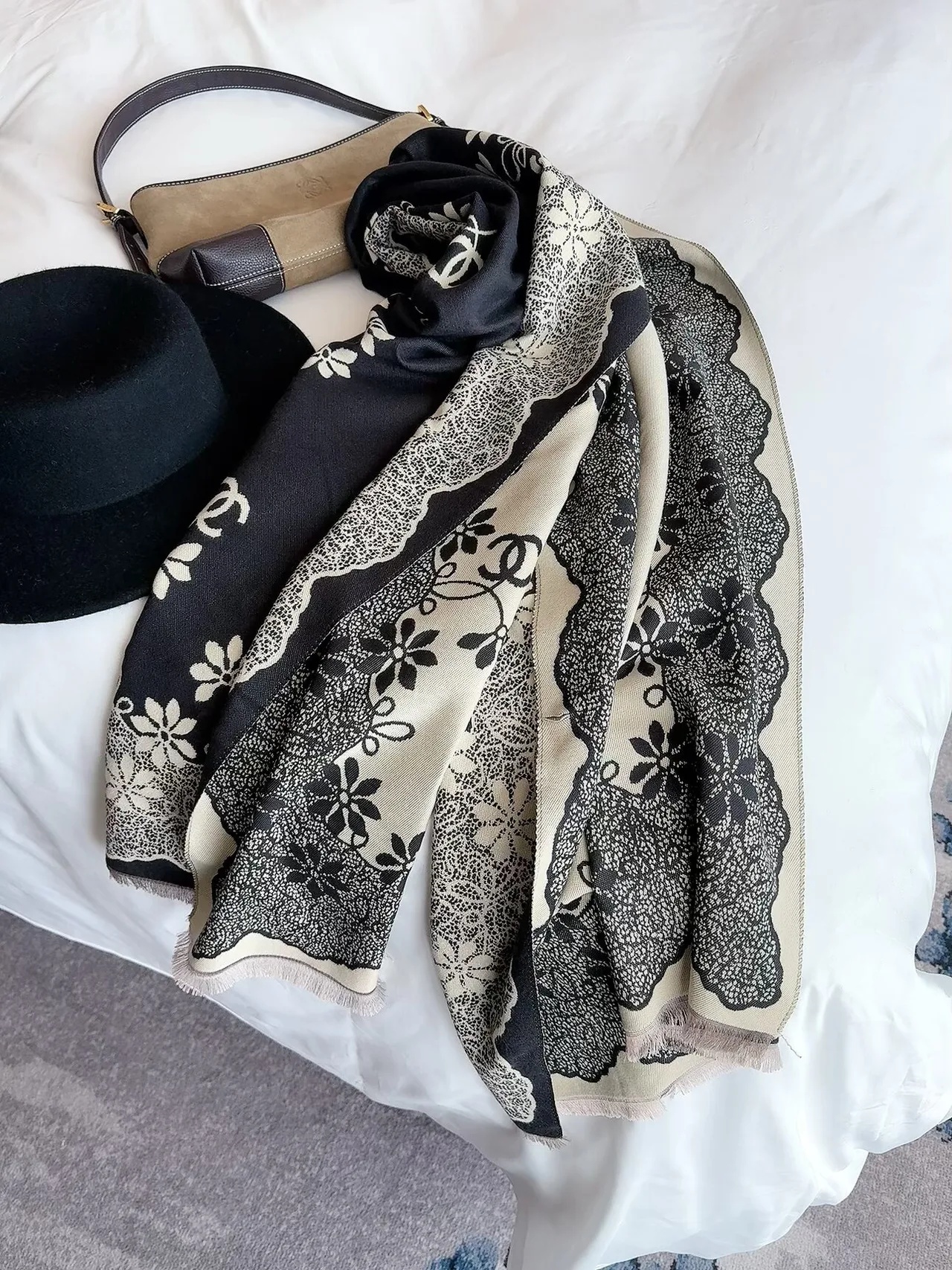 Chanel Lace-border CC fringed scarf in Beige & Black · view 2