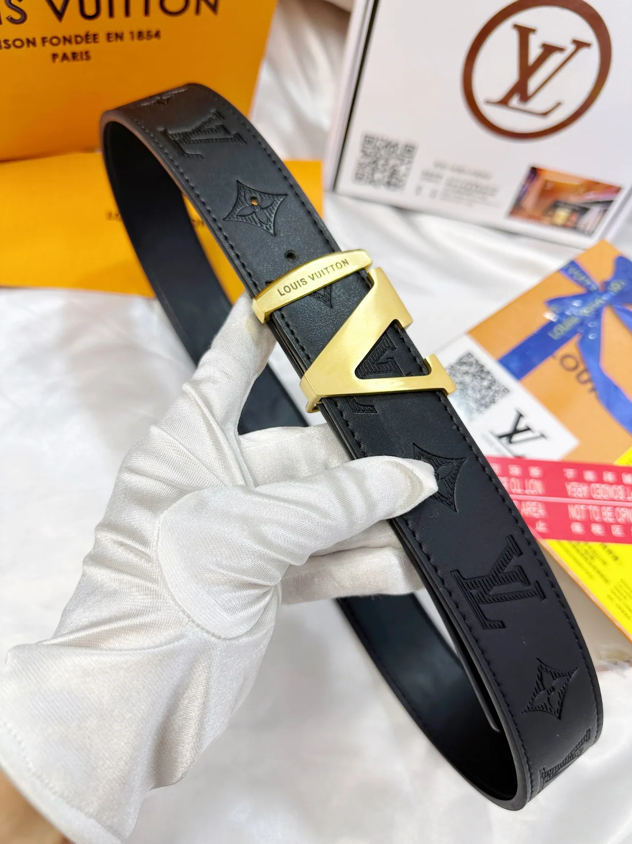 Louis Vuitton LV monogram buckle belt in Black · view 5