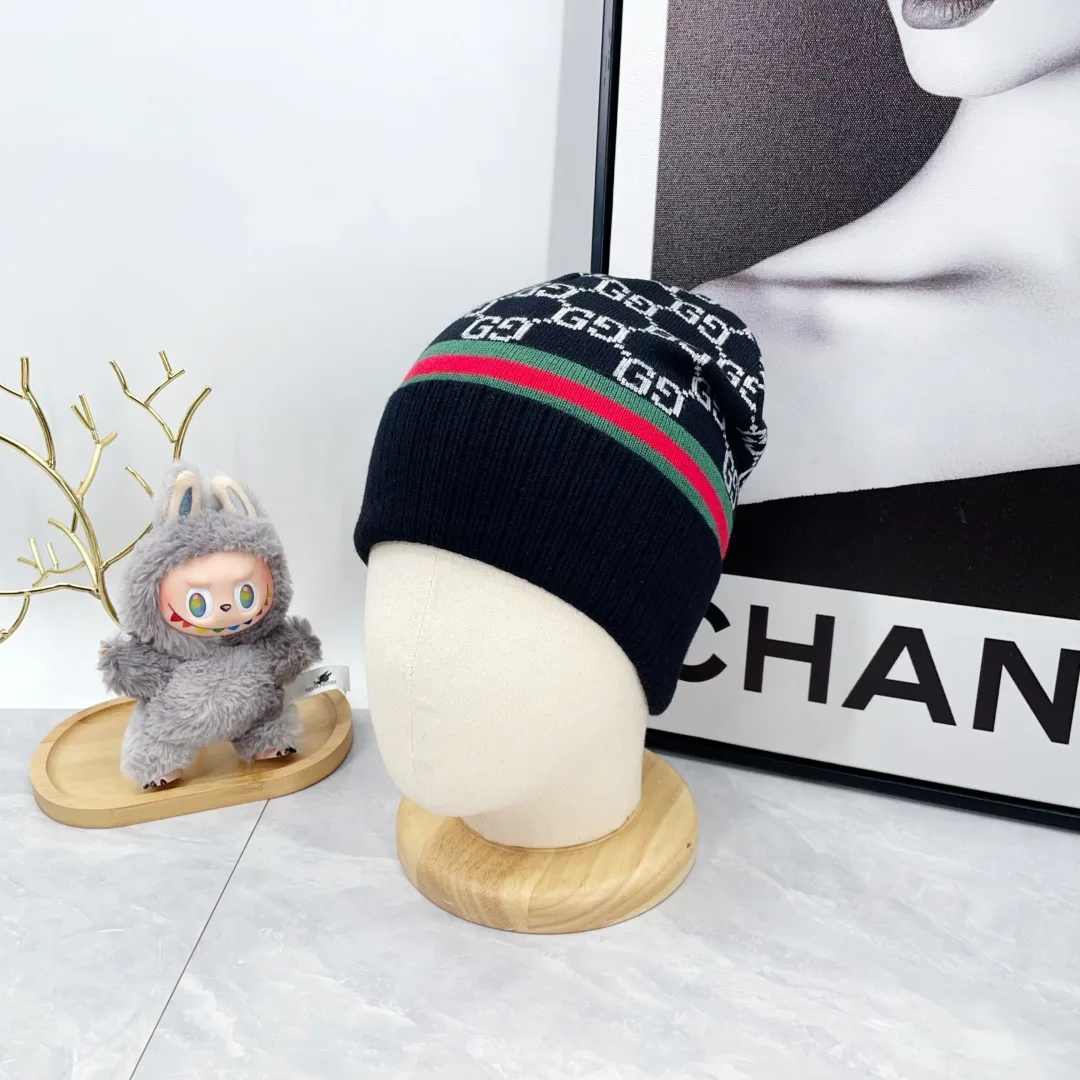 Gucci Cashmere Striped Hat and scarf knit set in Black · view 3
