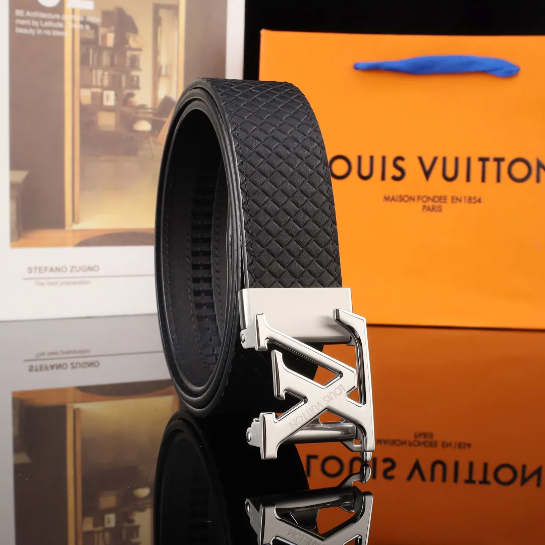 Louis Vuitton Textured automatic LV buckle belt in Black · view 1