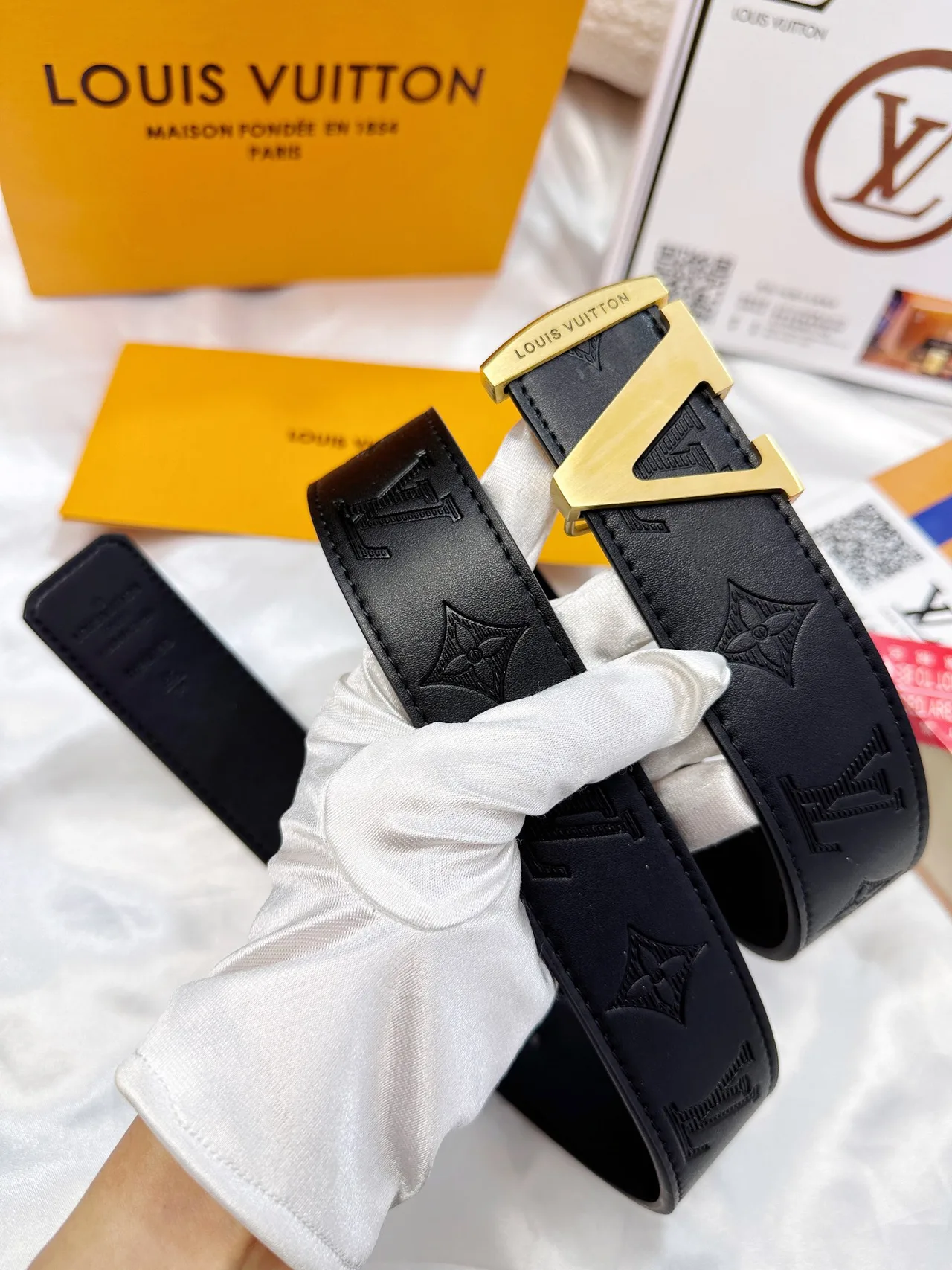 Louis Vuitton LV monogram buckle belt in Black · view 6