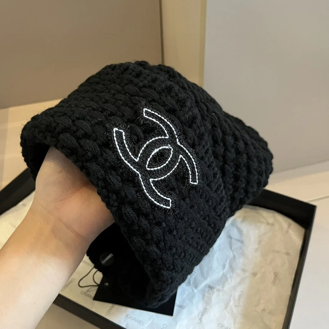 Chanel Beanie in Black · view 7