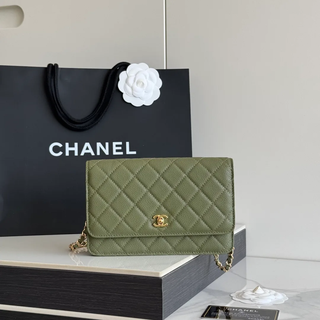 Chanel Calfskin Quilted Clutch in Green · view 1