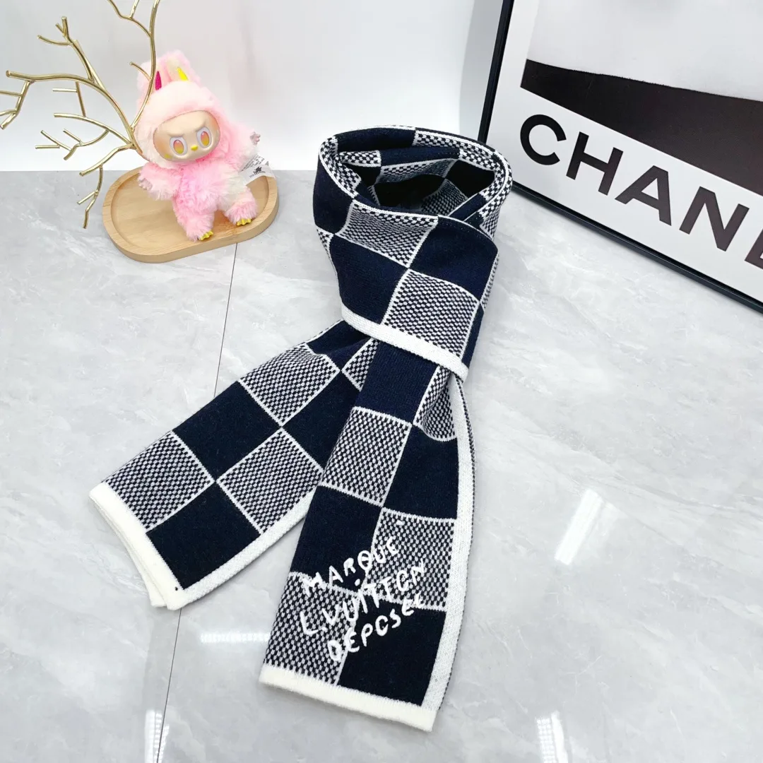 Louis Vuitton Wool Cashmere Checkerboard hat and scarf set in Black · view 6