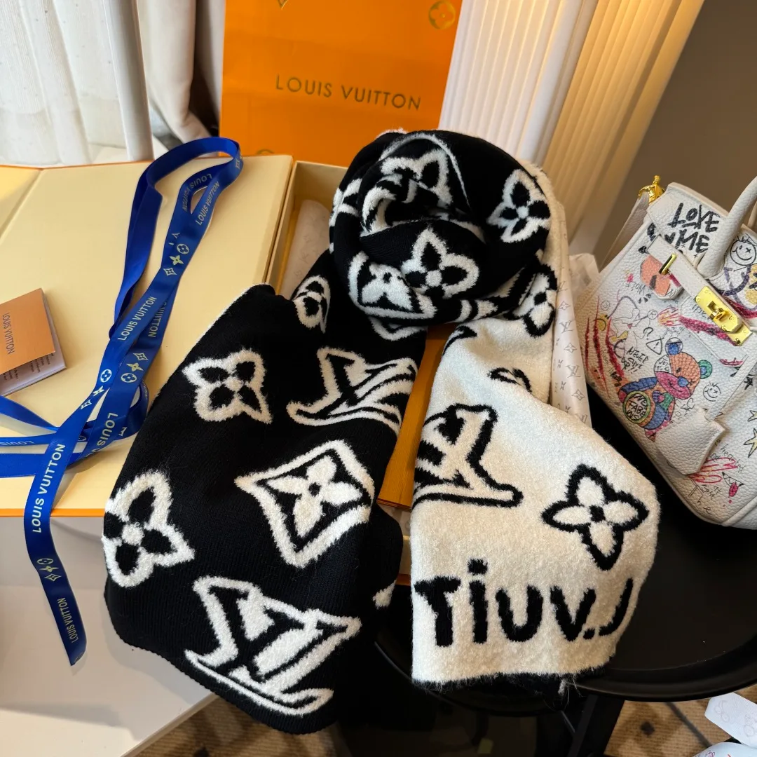 Louis Vuitton Cashmere Reversible monogram scarf in Black · view 6