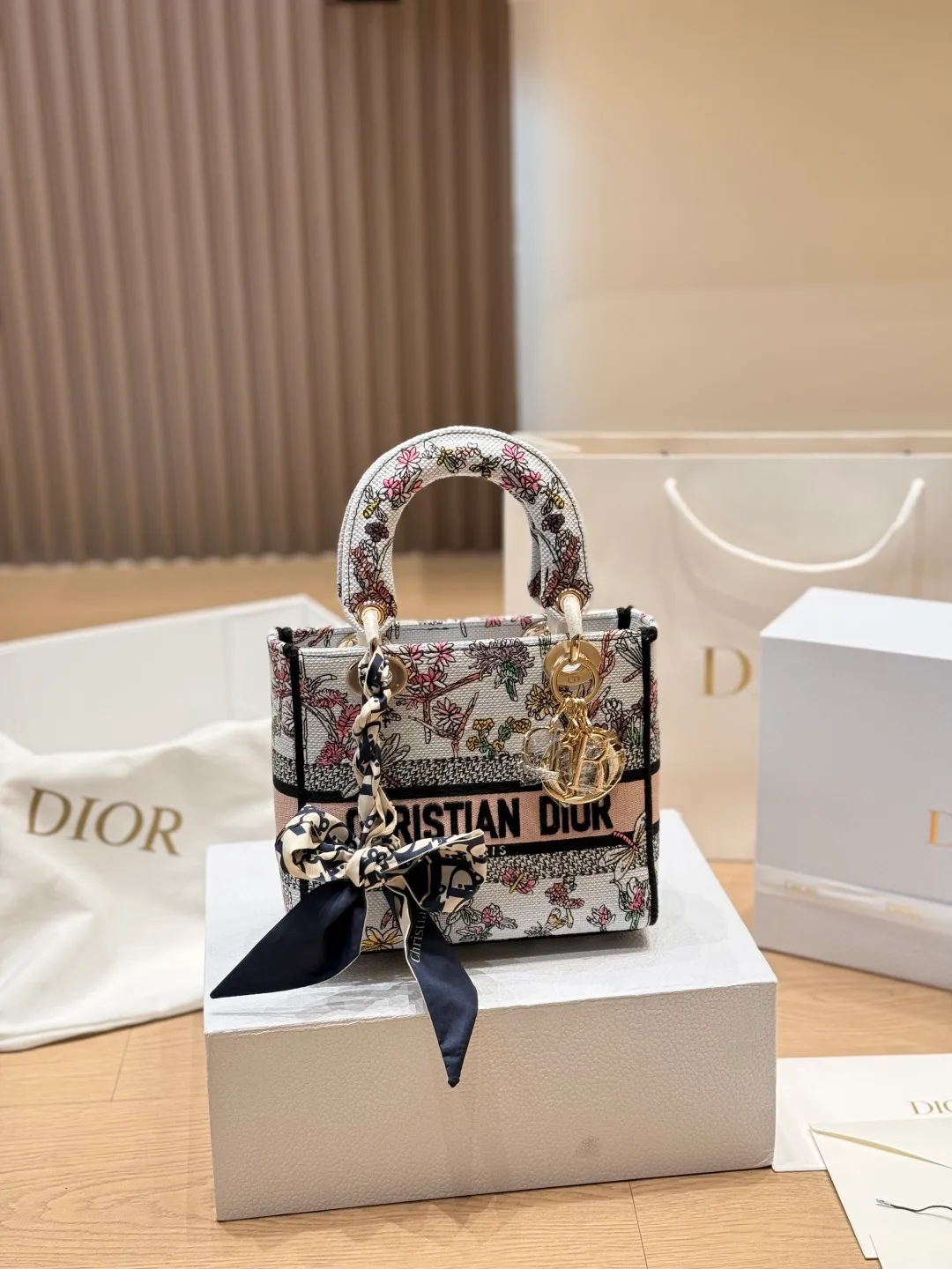 Dior Lady D-Lite Bag in Cream / Black · view 4