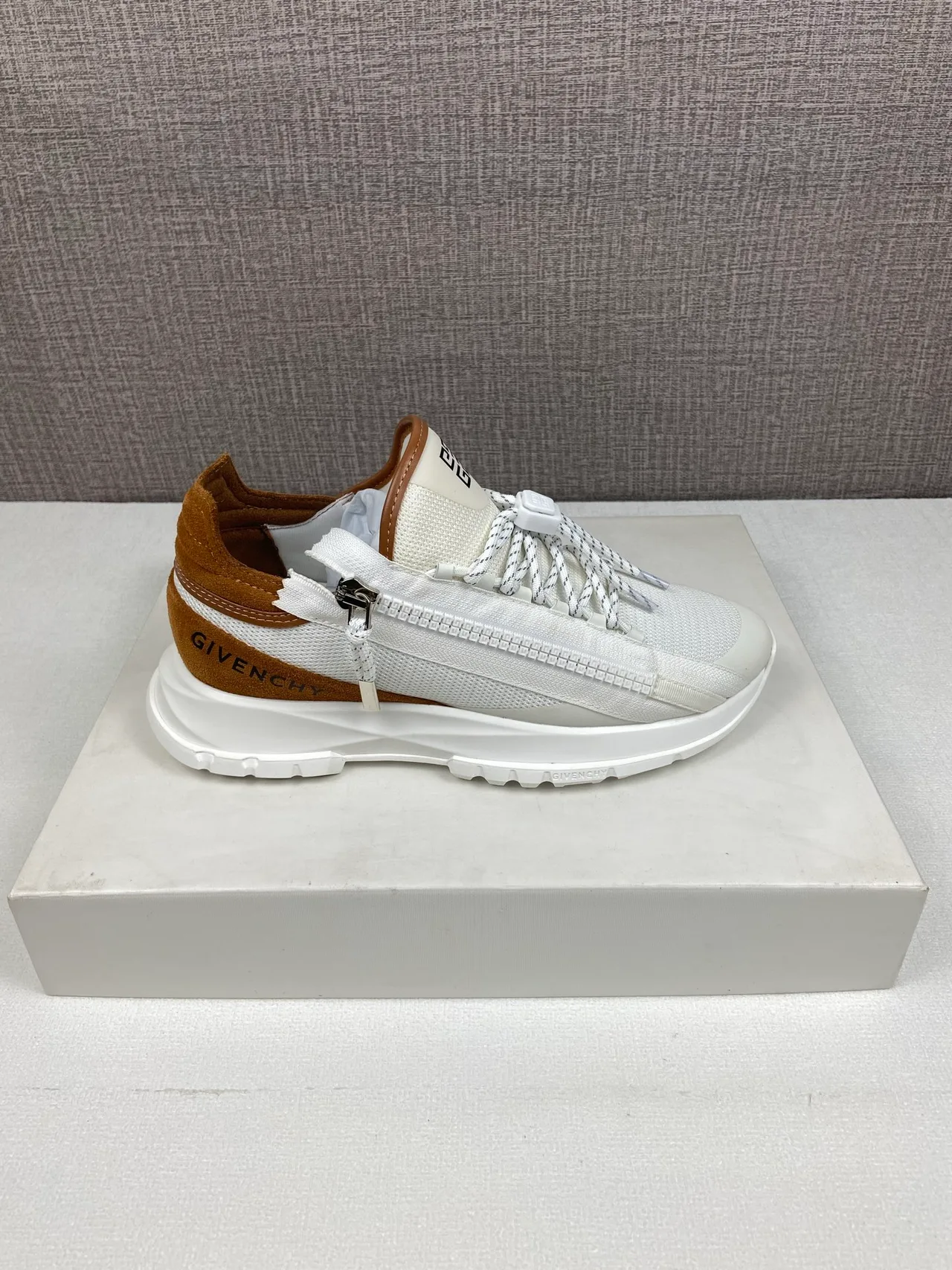 Givenchy Sneakers in White · view 7