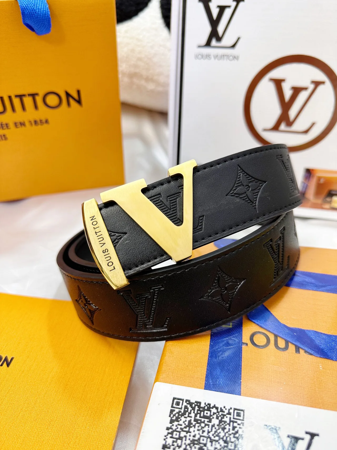 Louis Vuitton LV monogram buckle belt in Black · view 3