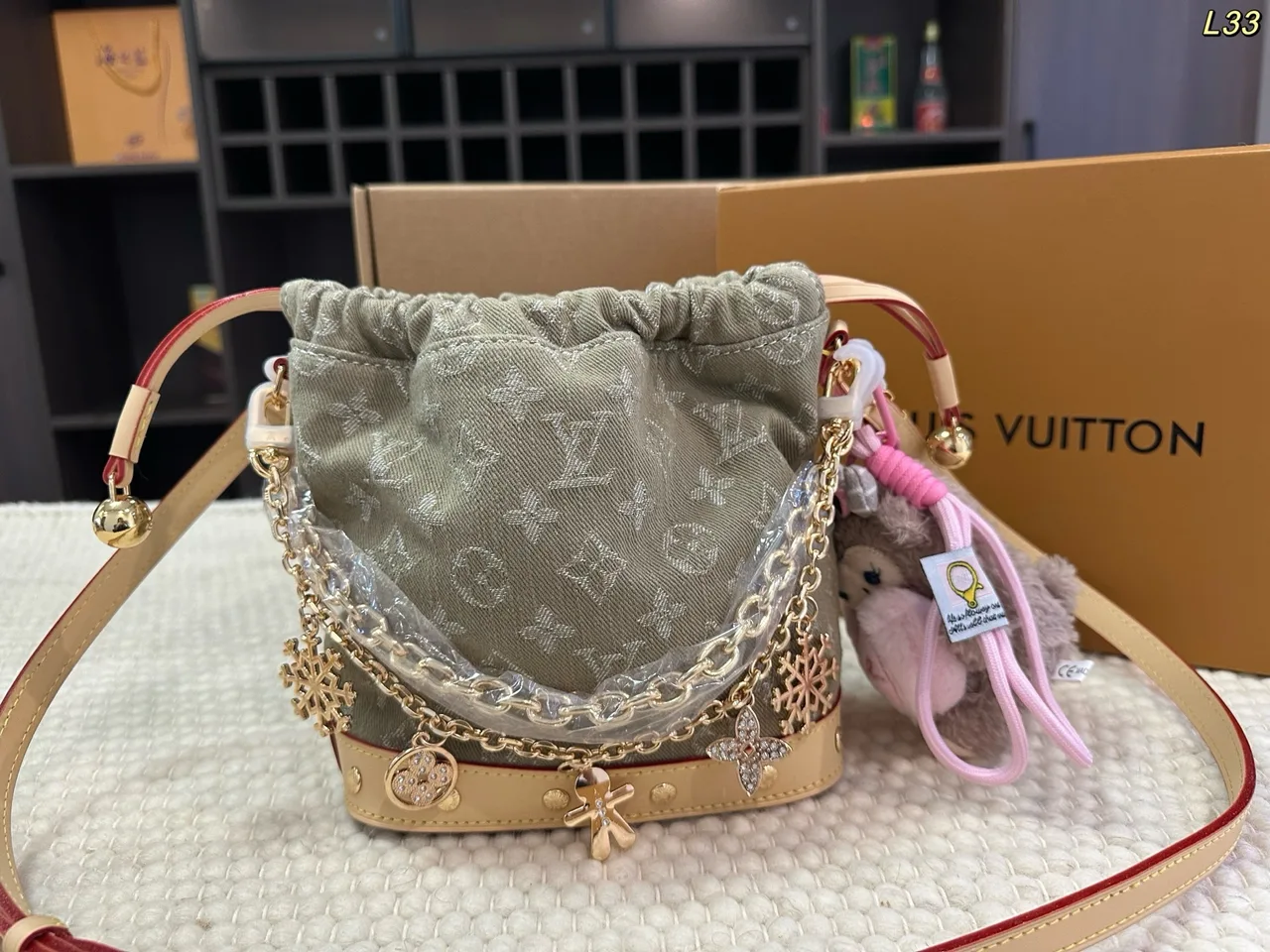 Louis Vuitton Denim Bucket Bag in Blue / Grey / Pink / Beige · view 4