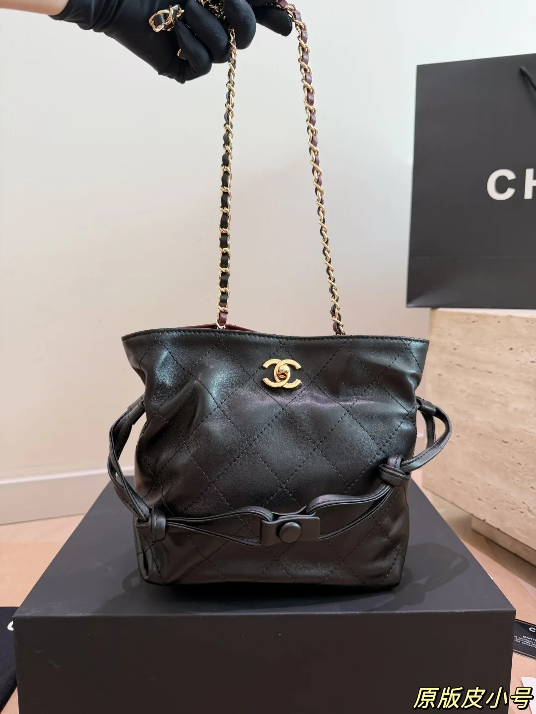 Chanel Chain bucket shoulder bag in Black / Beige · view 3