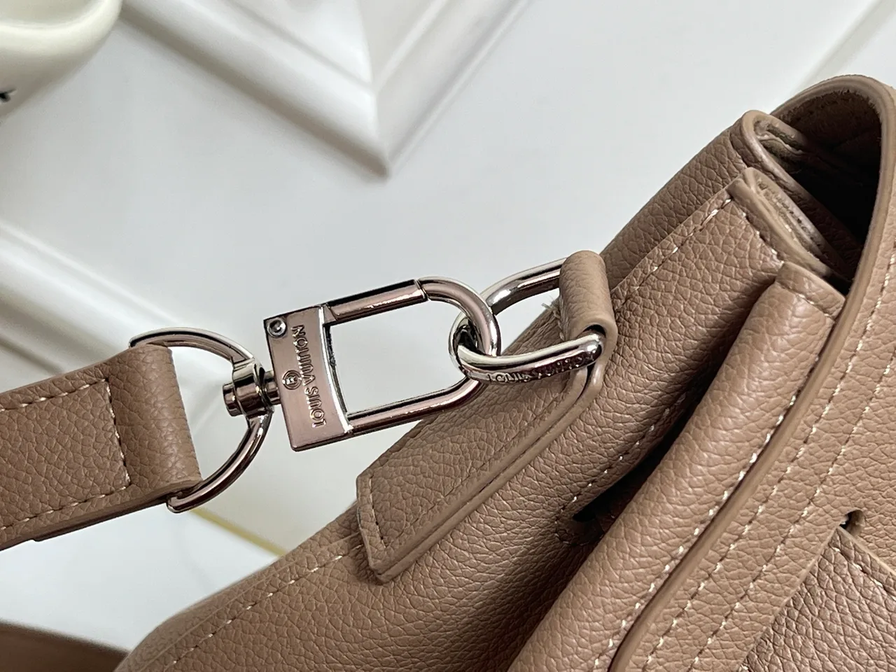 Louis Vuitton Cowhide Smooth Handbag in Beige · view 6