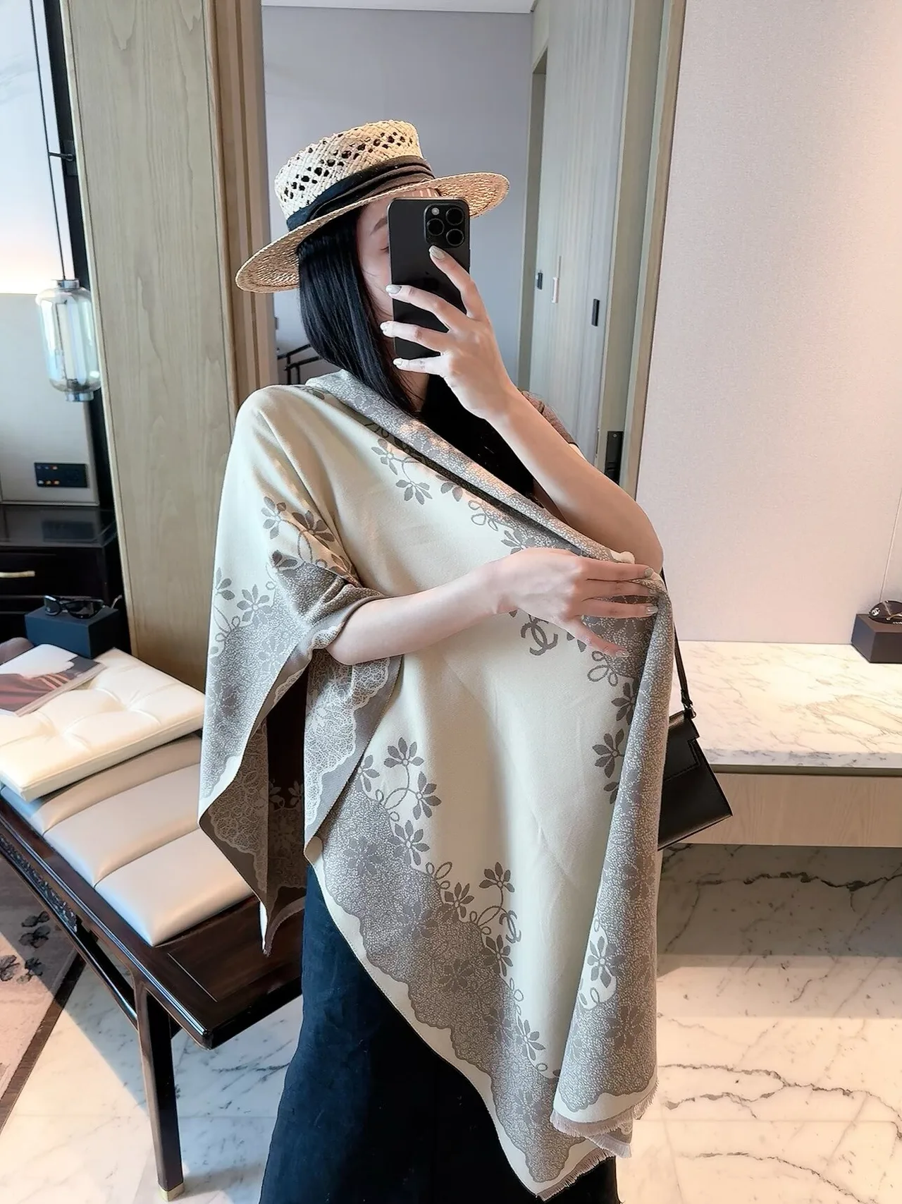 Chanel Lace-border CC fringed scarf in Beige & Black · view 4
