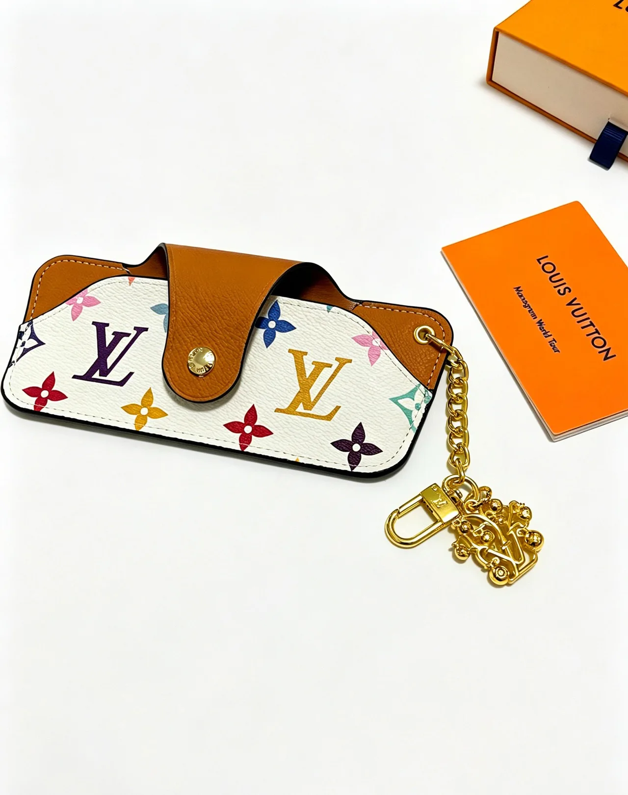 Louis Vuitton Mini Bag Charm in White · view 4