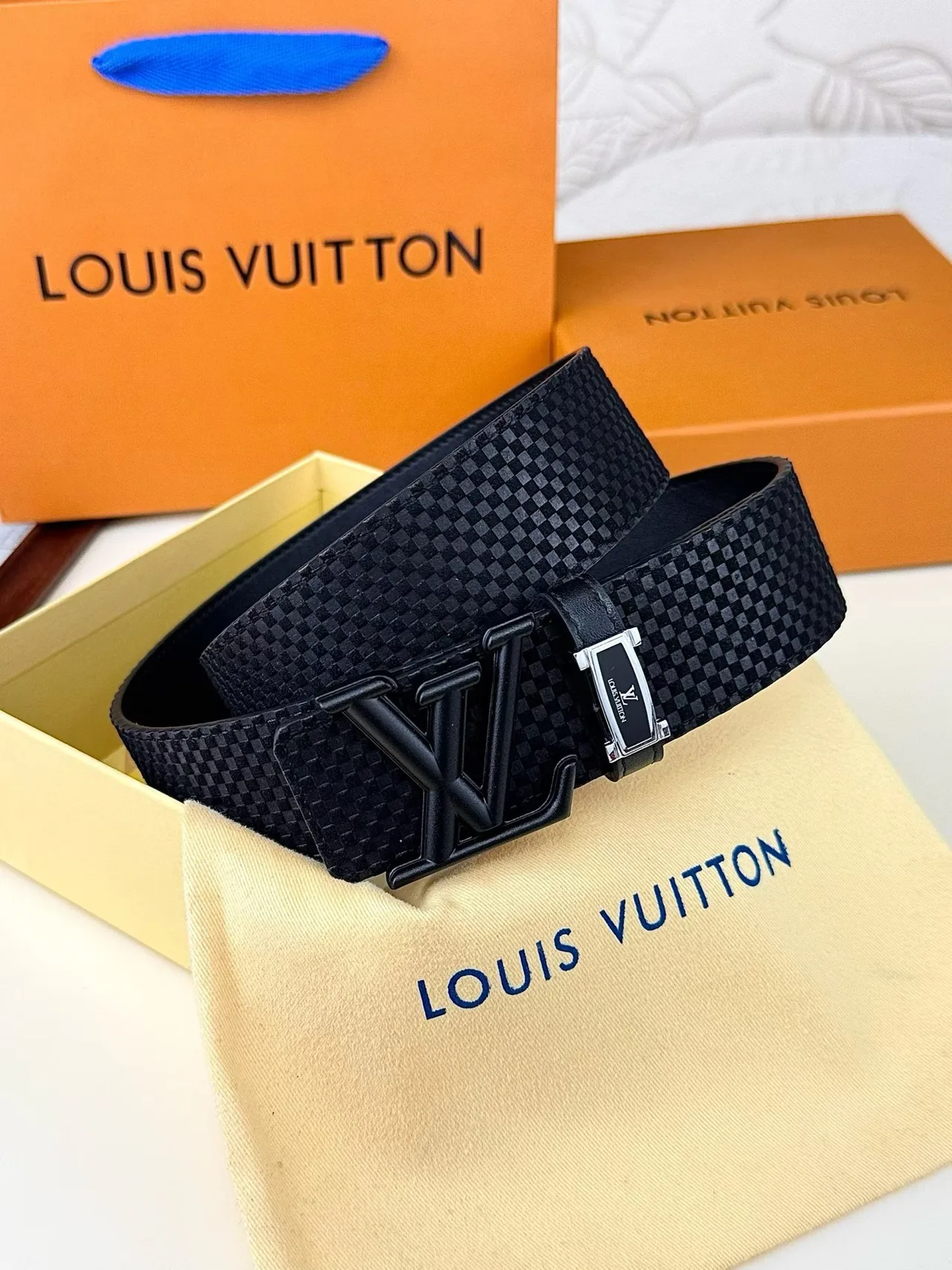 Louis Vuitton Textured LV buckle belt in Black · view 5