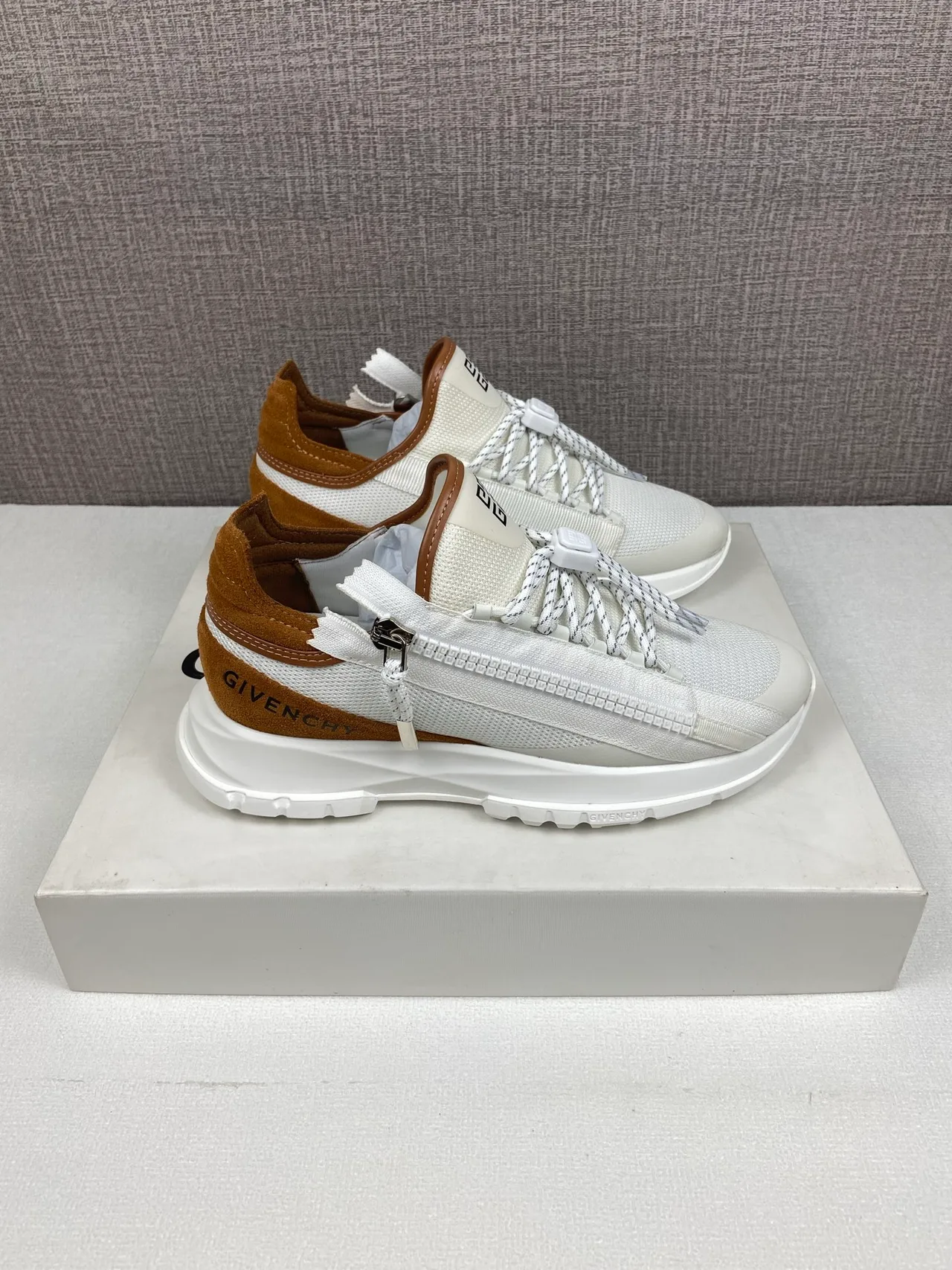 Givenchy Sneakers in White · view 4