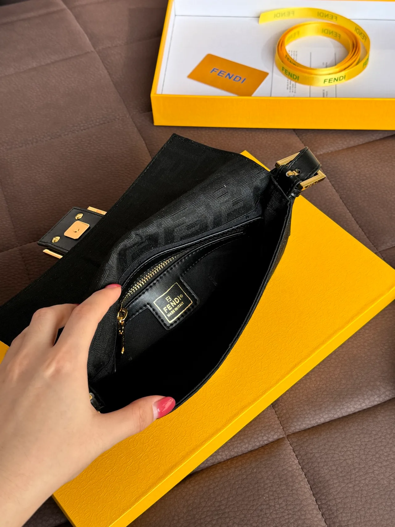Fendi FF Baguette shoulder bag in Beige & Black · view 6