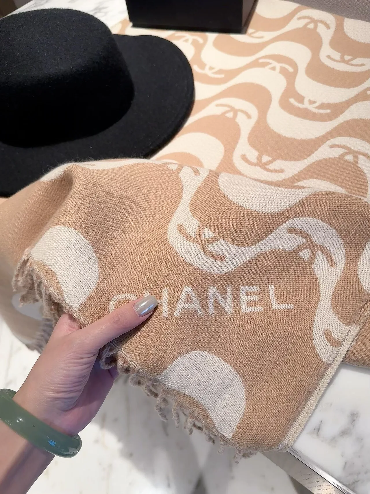 Chanel Wave CC fringed scarf in Beige & Burgundy · view 7