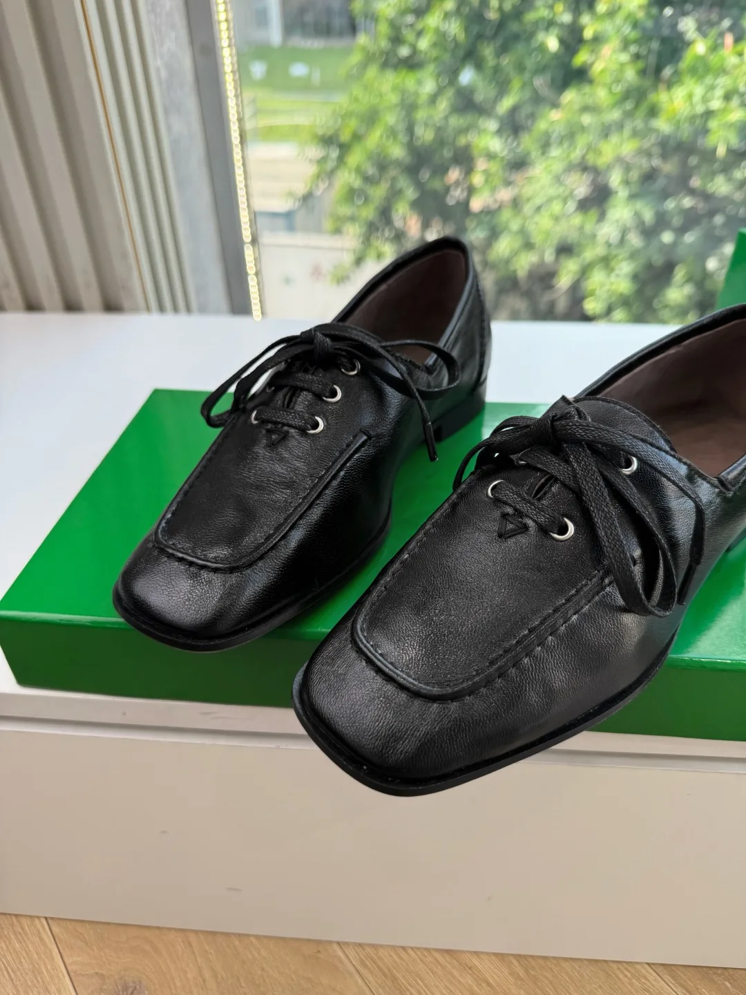 Bottega Veneta Cowhide Smooth Pointed-Toe Boat Shoes in Black · view 3