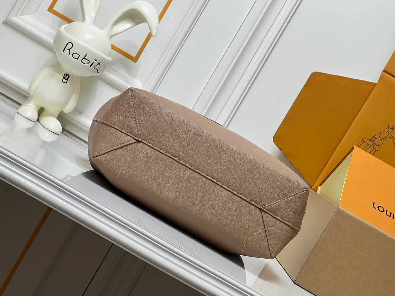 Louis Vuitton Cowhide Smooth Handbag in Beige · view 5