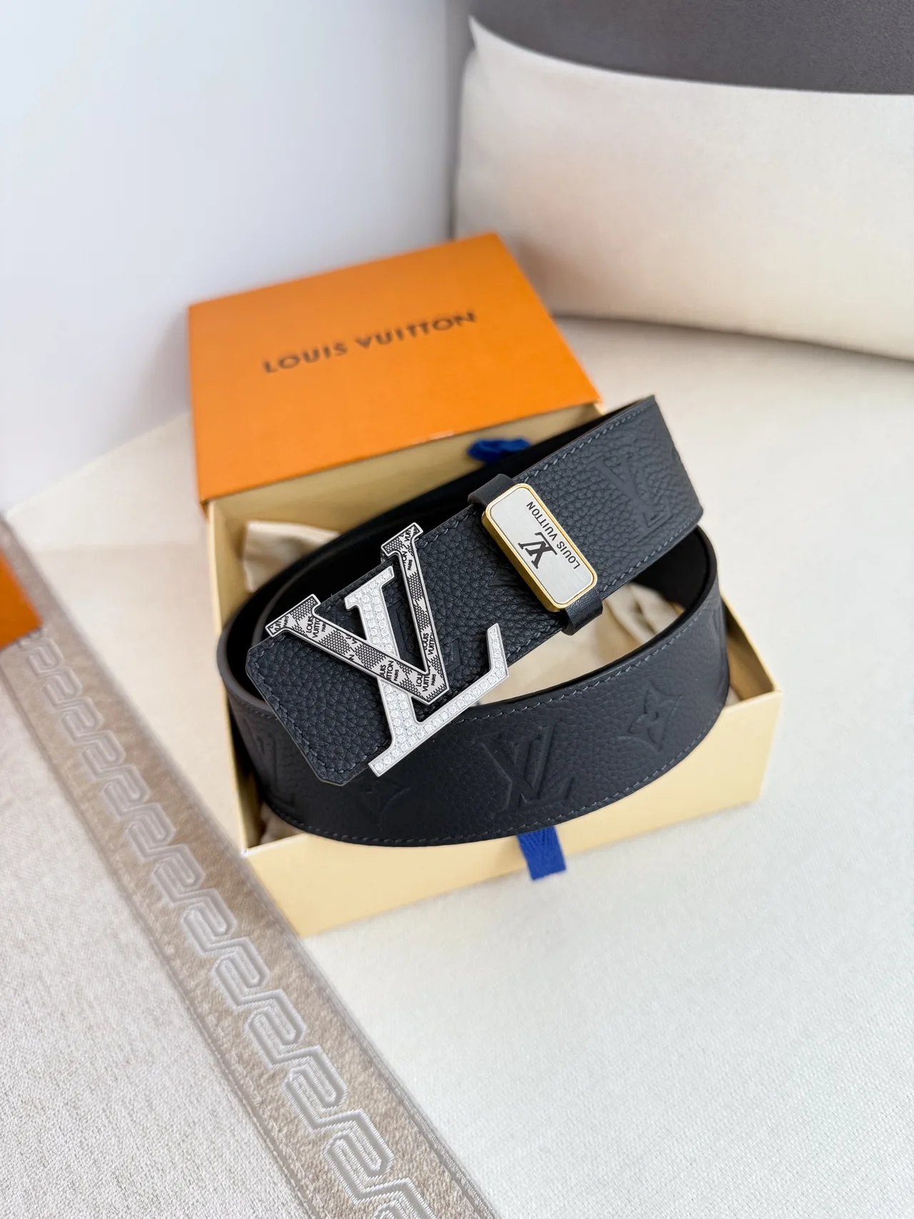 Louis Vuitton Reversible LV buckle belt in Black · view 3