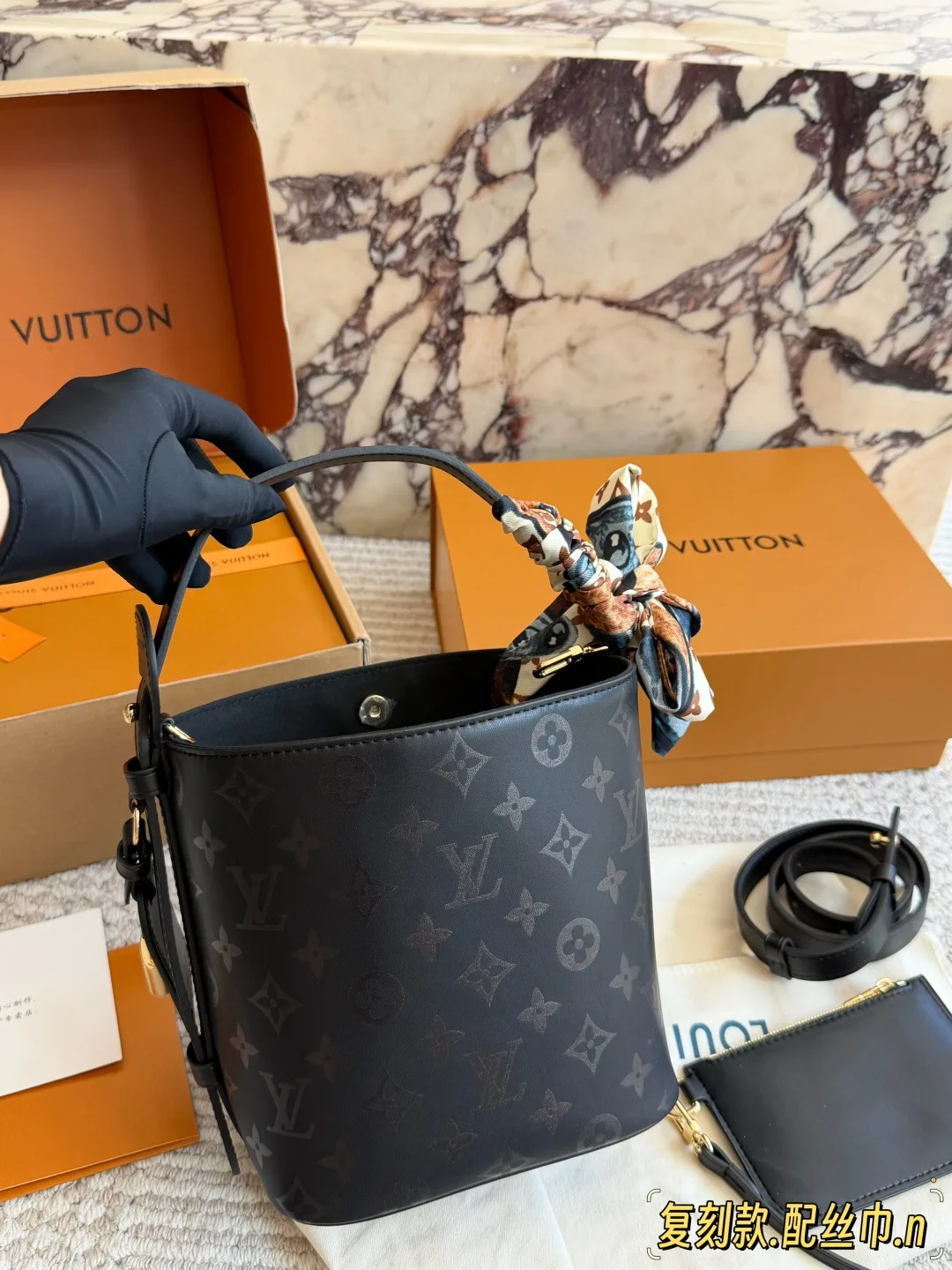 Louis Vuitton Monogram Glossy Bucket Bag in Black · view 7