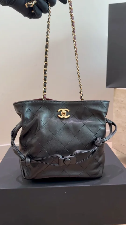 Chanel Chain bucket shoulder bag in Black / Beige · view 1