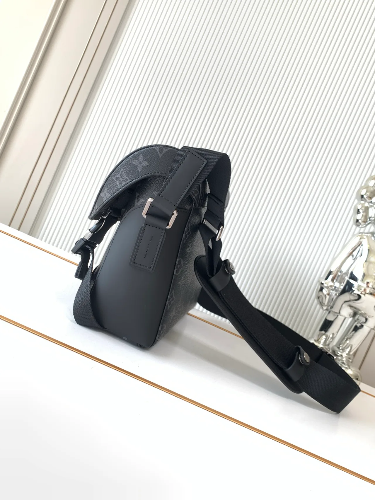 Louis Vuitton Canvas Monogram Handbag in Grey · view 2