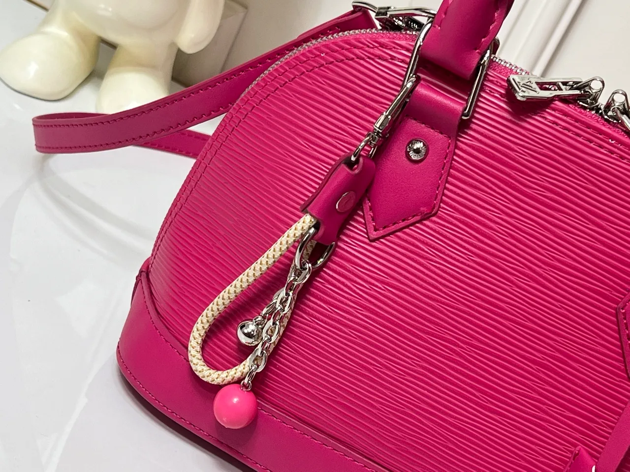 Louis Vuitton Leather Glossy Handbag in Pink · view 5