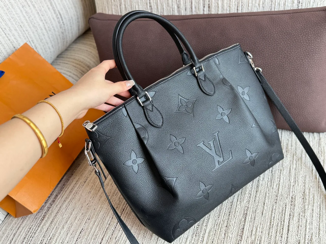 Louis Vuitton Monogram Tote in Black · view 3