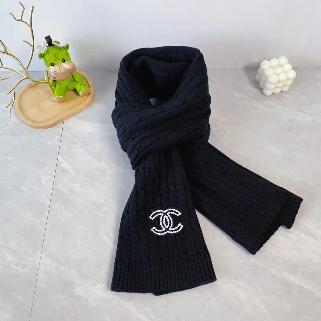 Chanel Wool Pom hat and scarf knit set in Black · view 4