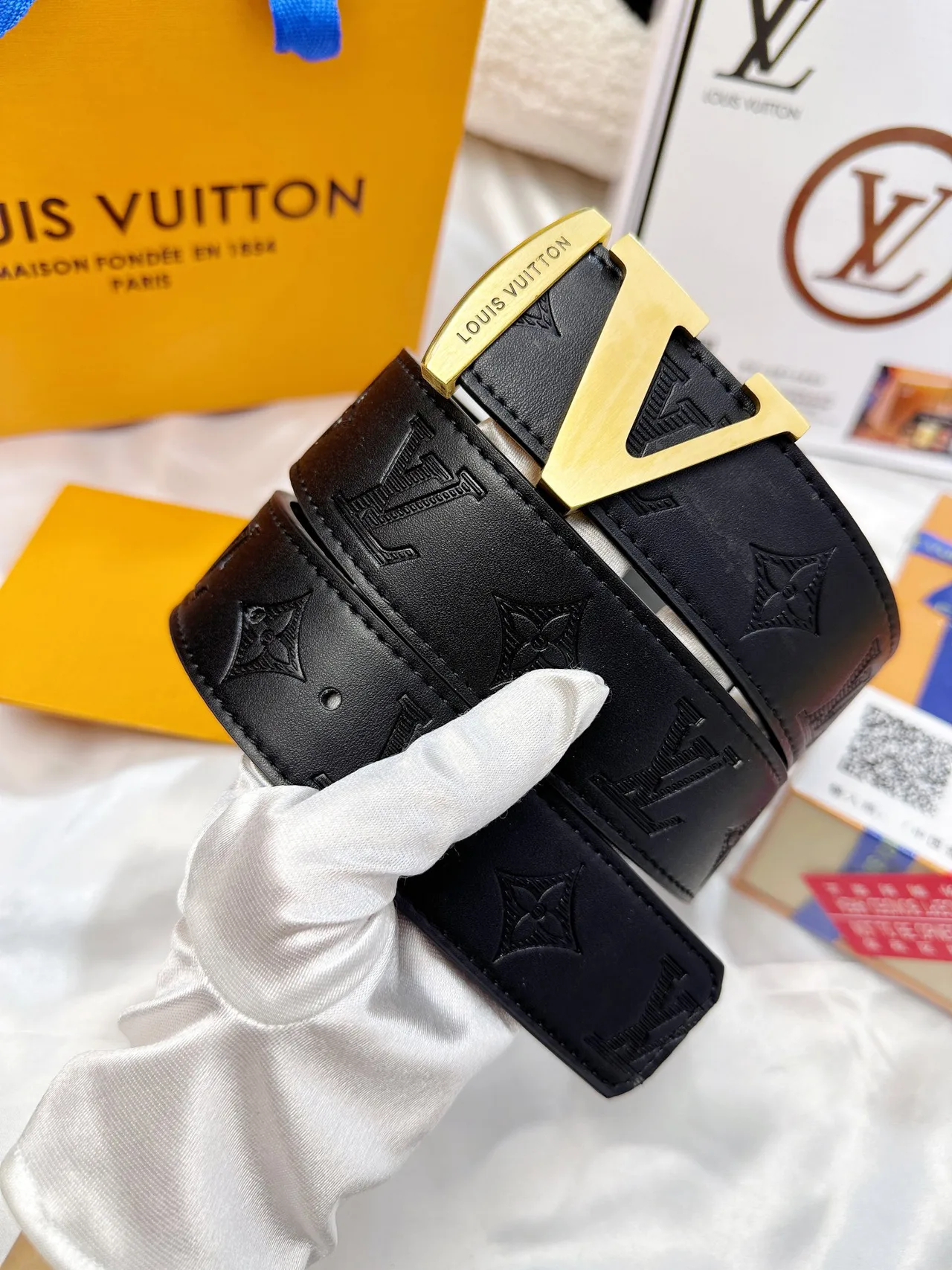 Louis Vuitton LV monogram buckle belt in Black · view 4