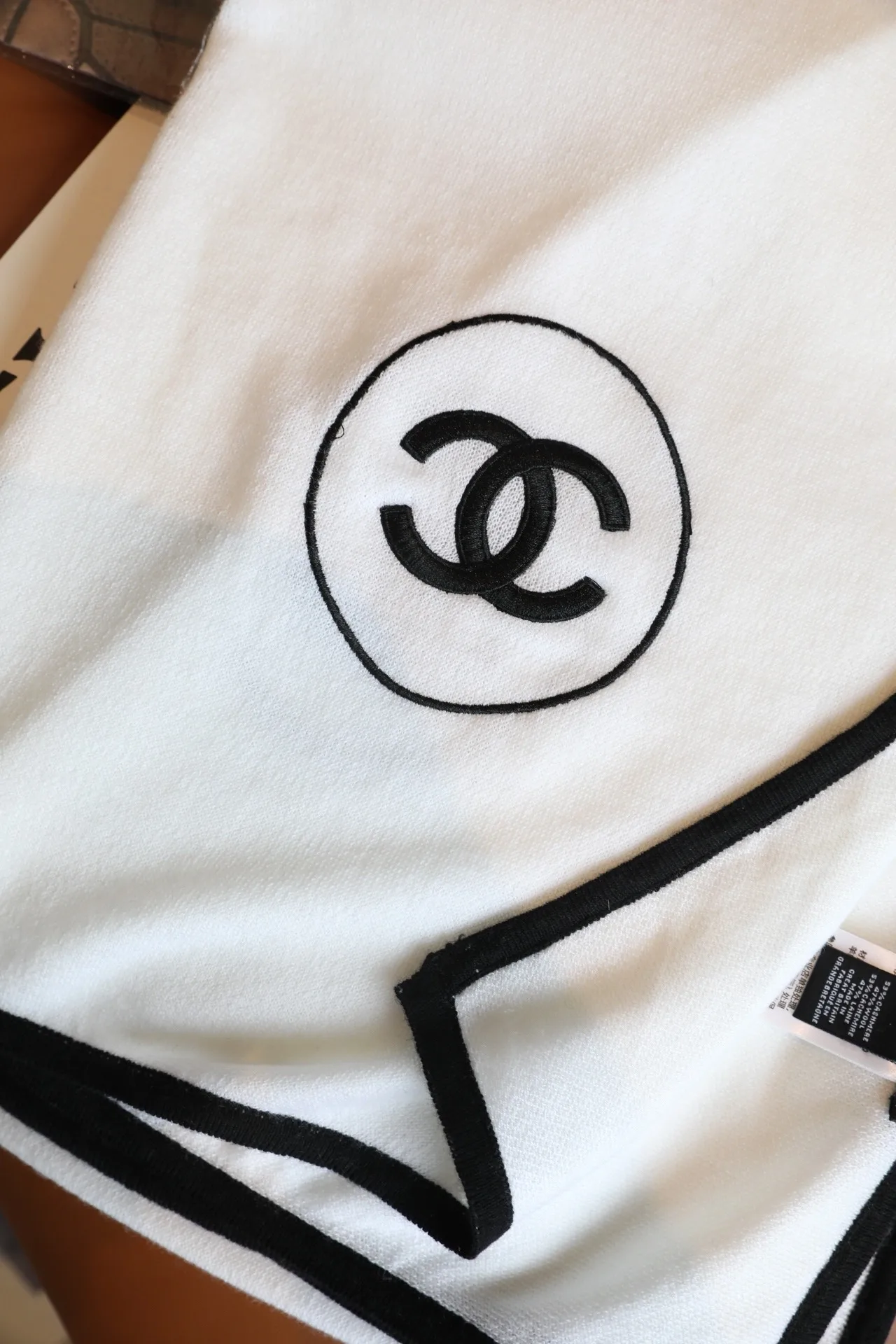 Chanel Circle CC fringed scarf in Black & White · view 7