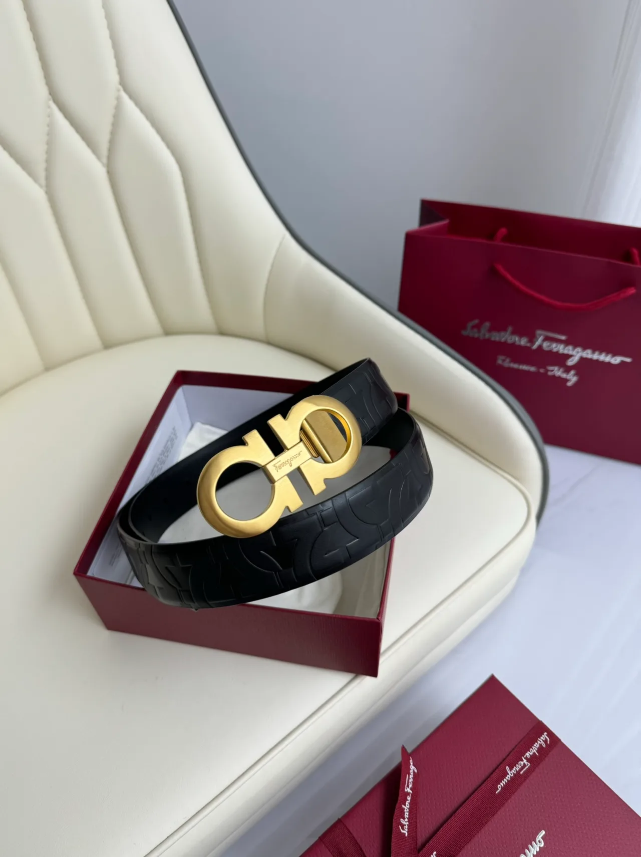 Ferragamo Cowhide Glossy Belt in Black · view 2