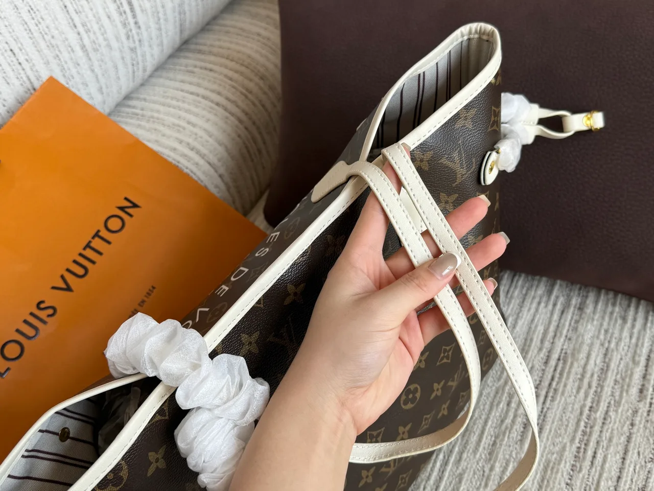 Louis Vuitton Neverfull Tote in Brown · view 6