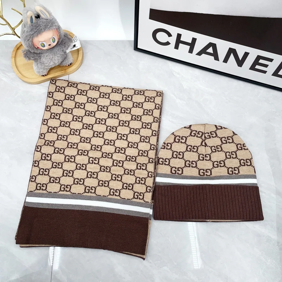 Gucci Cashmere Ribbed Hat and scarf knit set in Beige · view 2