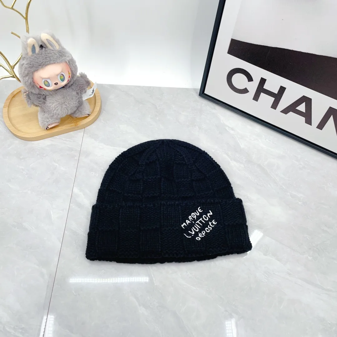 Louis Vuitton Wool Cashmere Hat and Scarf Set in Black · view 7