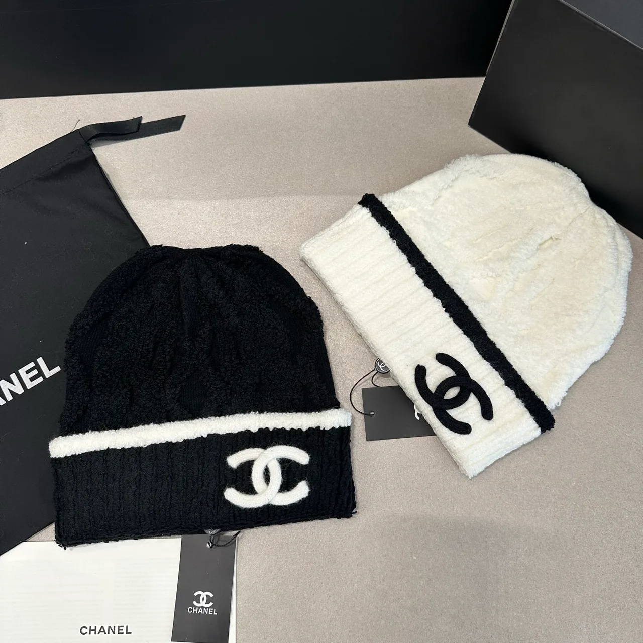 Chanel CC cable knit beanie in Black & White · view 8