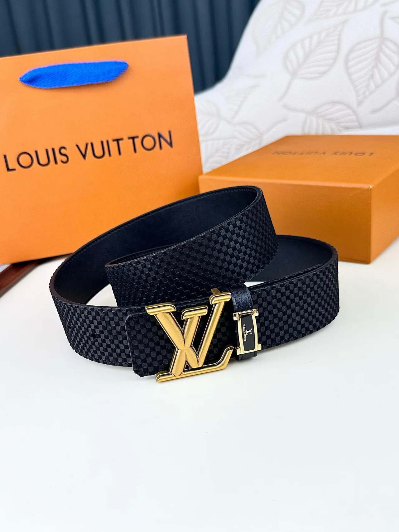 Louis Vuitton Textured LV buckle belt in Black · view 2