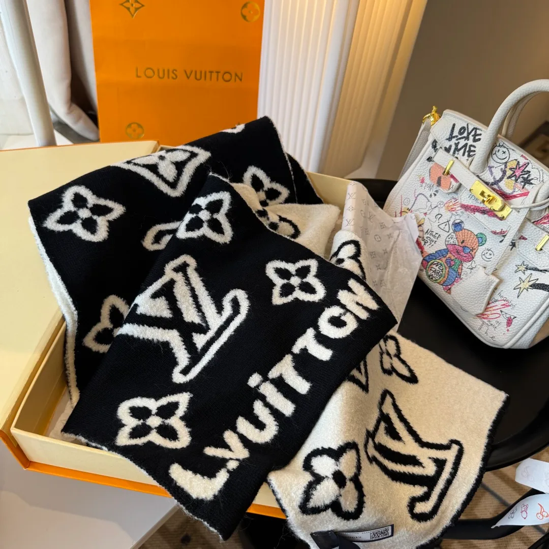Louis Vuitton Cashmere Reversible monogram scarf in Black · view 5