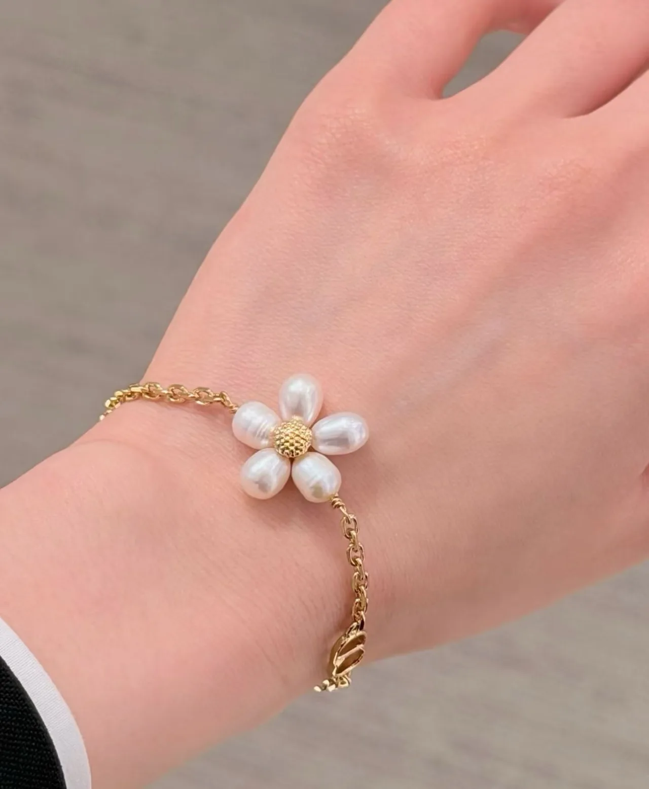 Dior Pearl Flower Bracelet in Gold · view 6