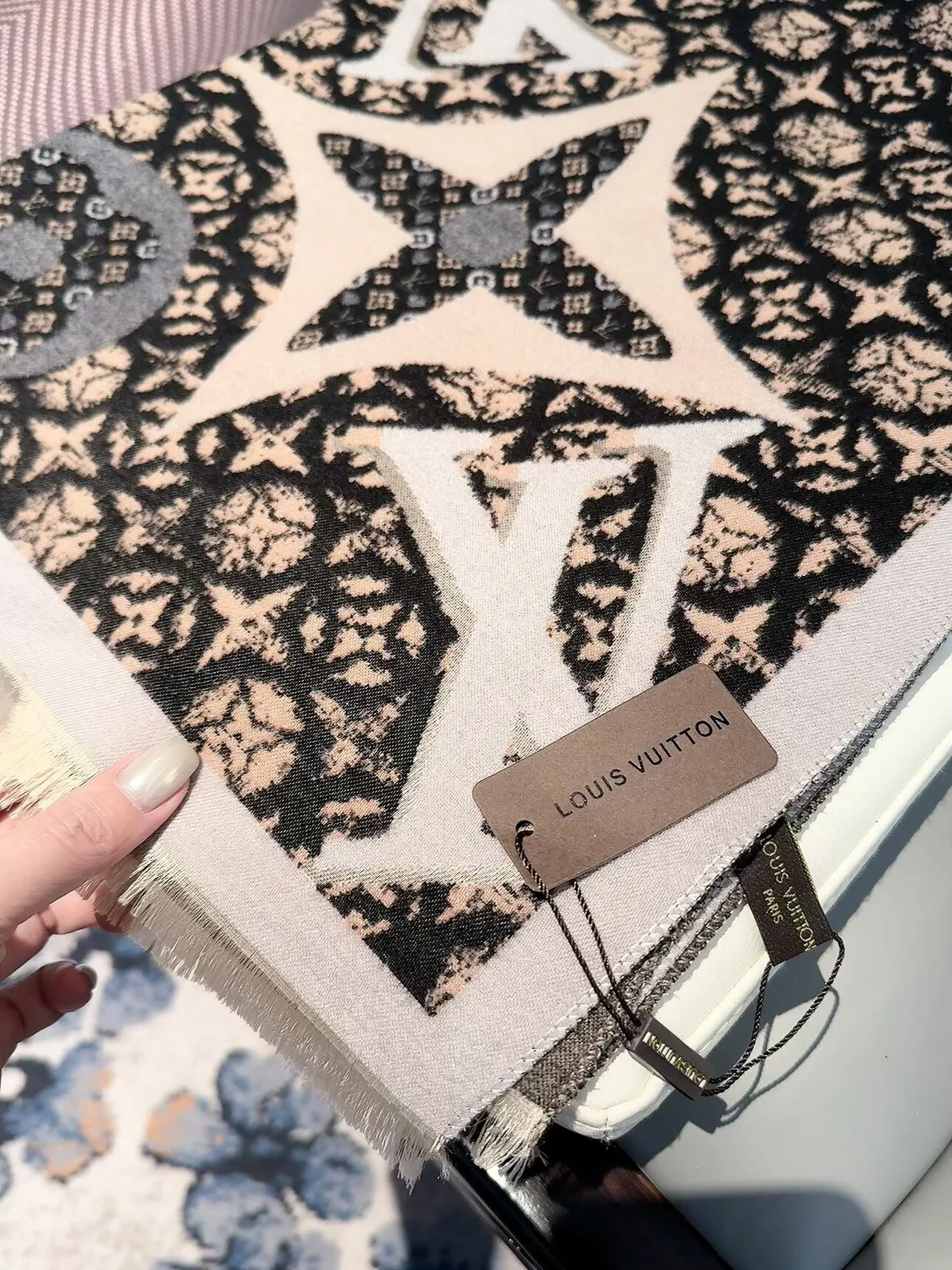 Louis Vuitton Large monogram fringed scarf in Beige & Black · view 8