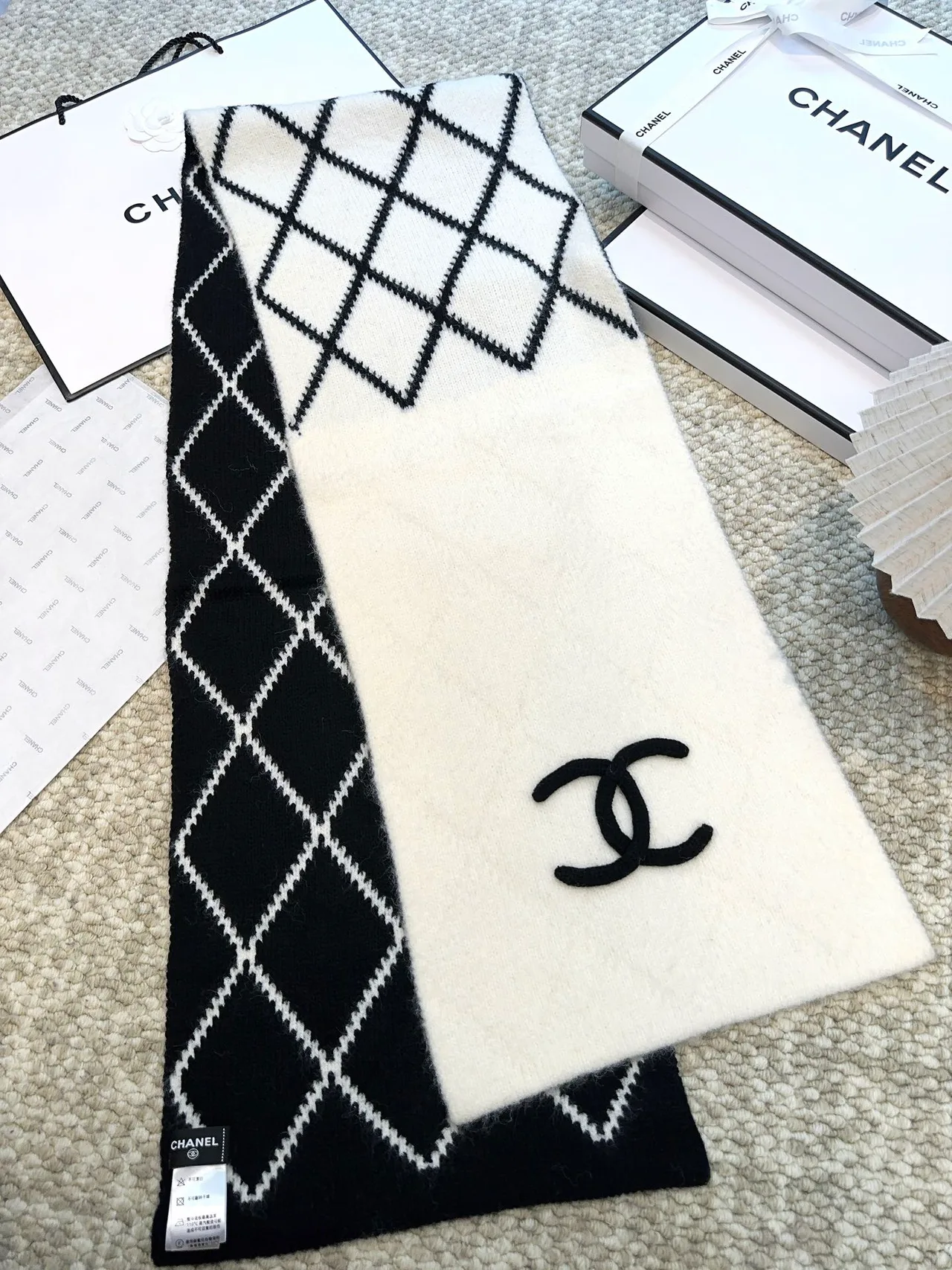 Chanel 54% Cashmere 31% Wool 15% Silk Scarf in White · view 7