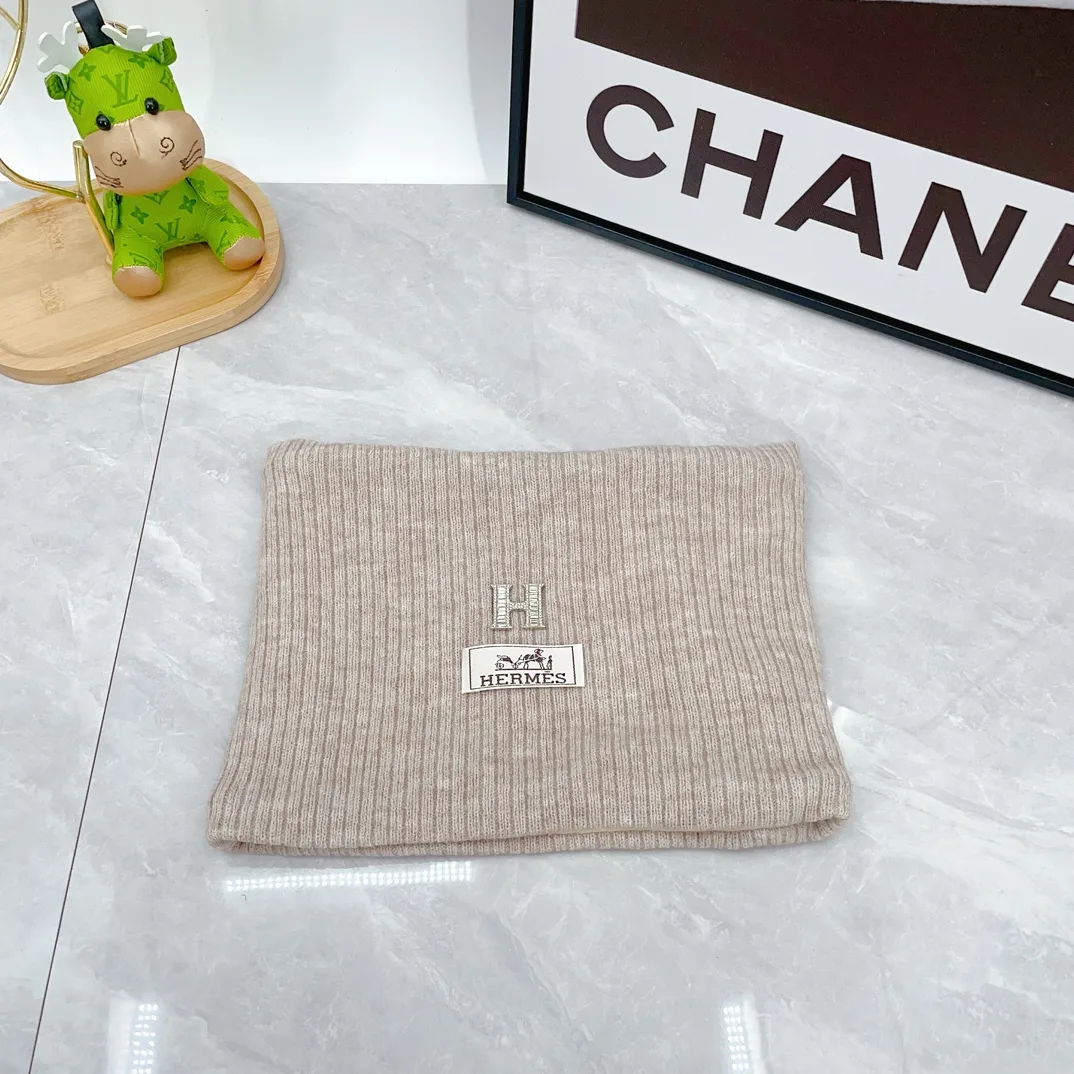 Hermes Wool Ribbed Hat Scarf and Gloves Set in Beige · view 3