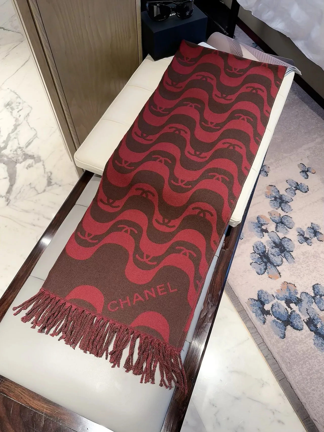 Chanel Wave CC fringed scarf in Beige & Burgundy · view 2