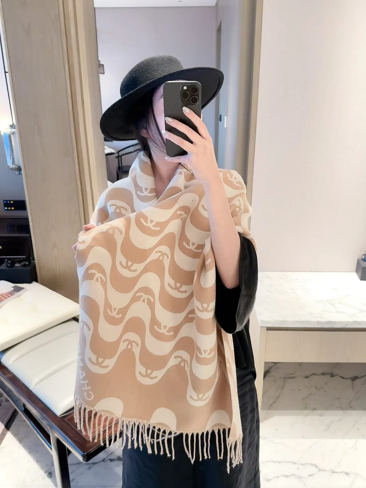 Chanel Wave CC fringed scarf in Beige & Burgundy · view 4