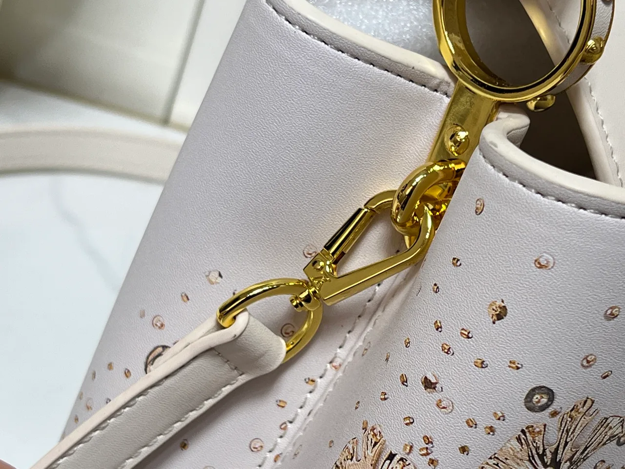 Louis Vuitton Cowhide Handbag in White · view 6