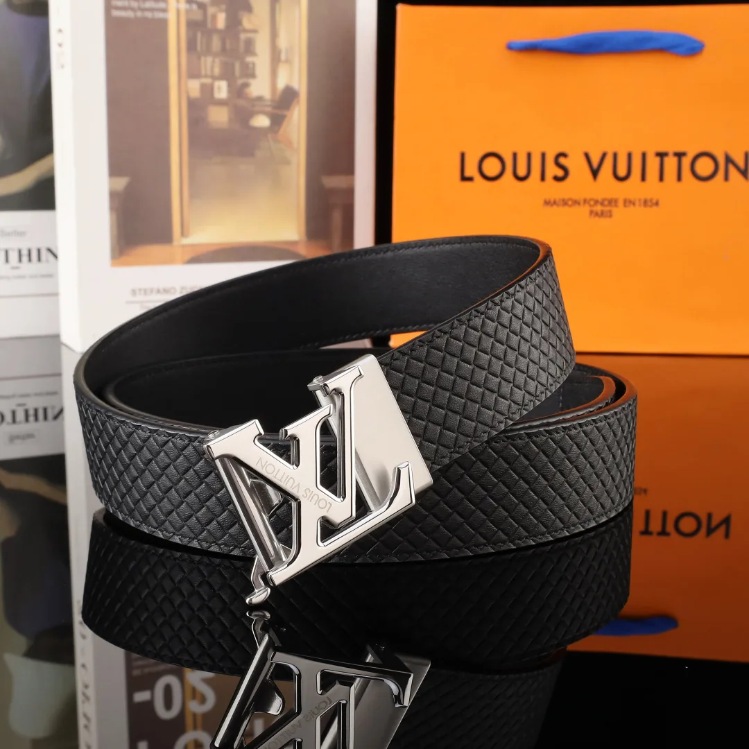 Louis Vuitton Textured automatic LV buckle belt in Black · view 3