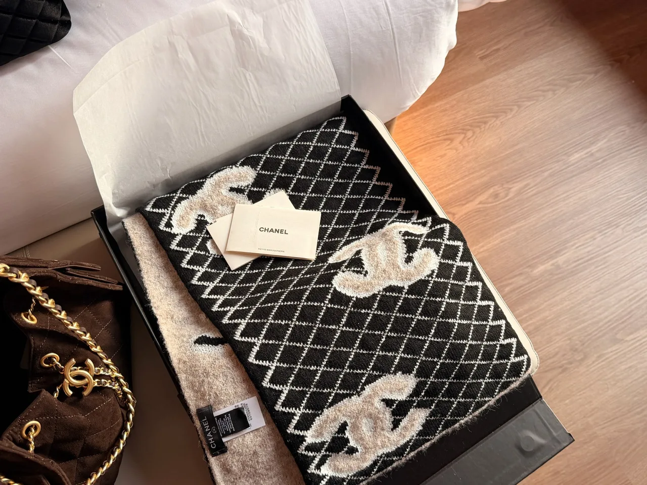 Chanel Reversible CC camellia scarf in Black · view 3