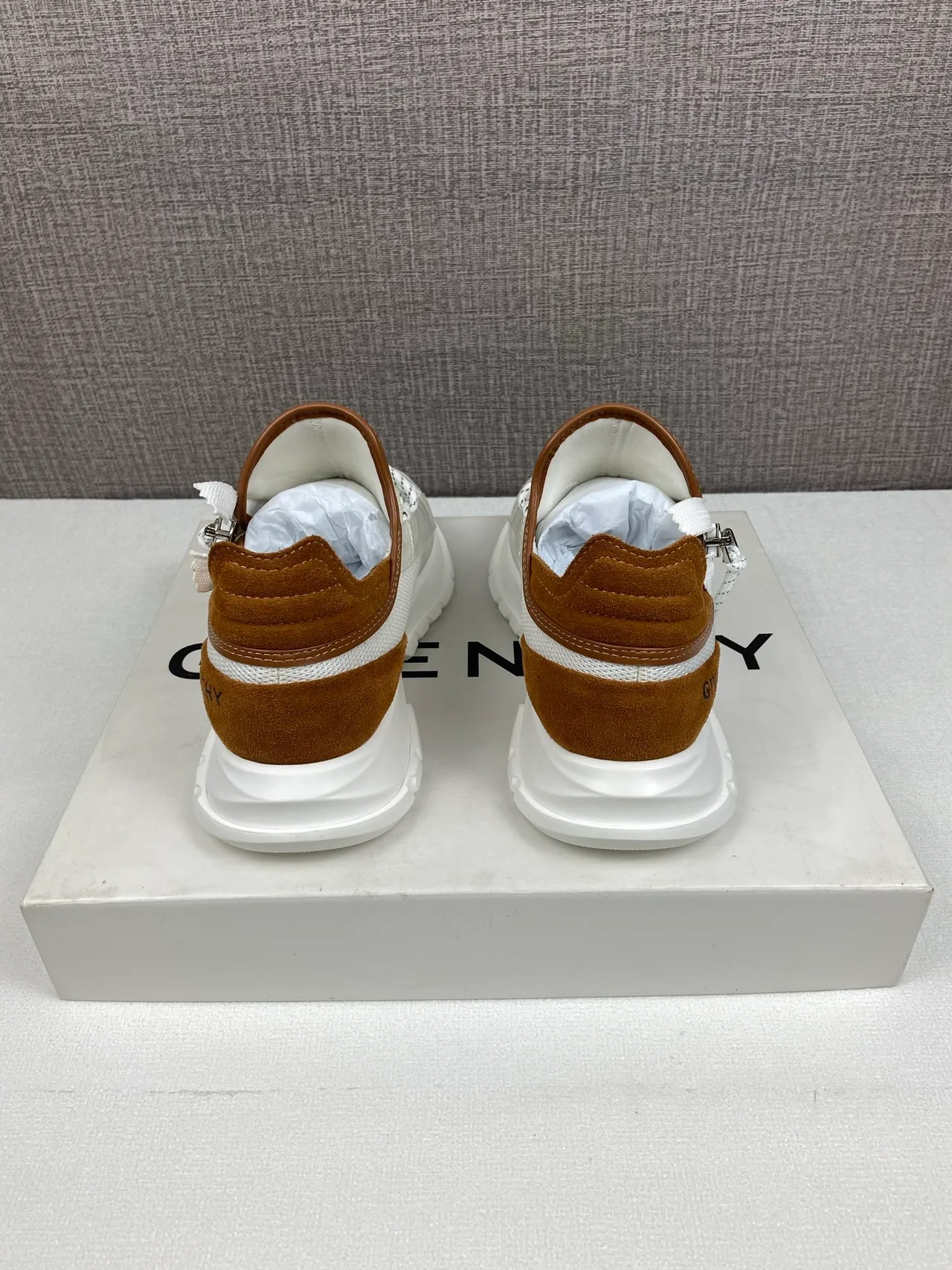 Givenchy Sneakers in White · view 3