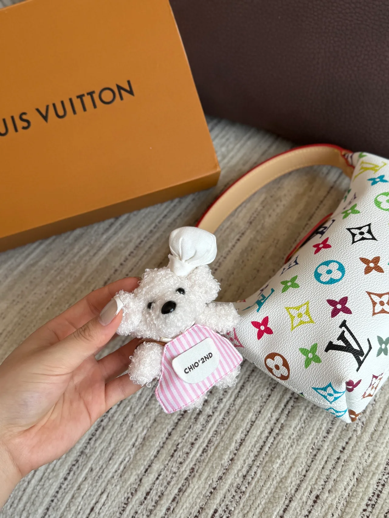 Louis Vuitton Shoulder Bag in White · view 8